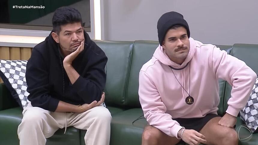 Hideo e De Albú no quarto dos Donos da Mansão