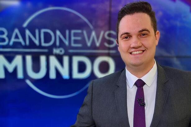 Israel Goldenstein em foto posada no estúdio do BandNews TV