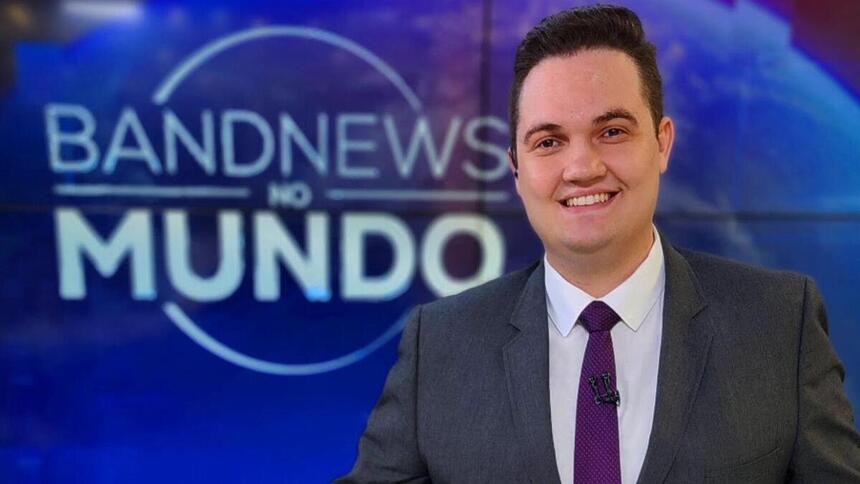 Israel Goldenstein em foto posada no estúdio do BandNews TV