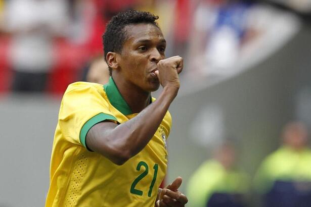 Jô comemorando um gol com a camisa da Seleção Brasileira