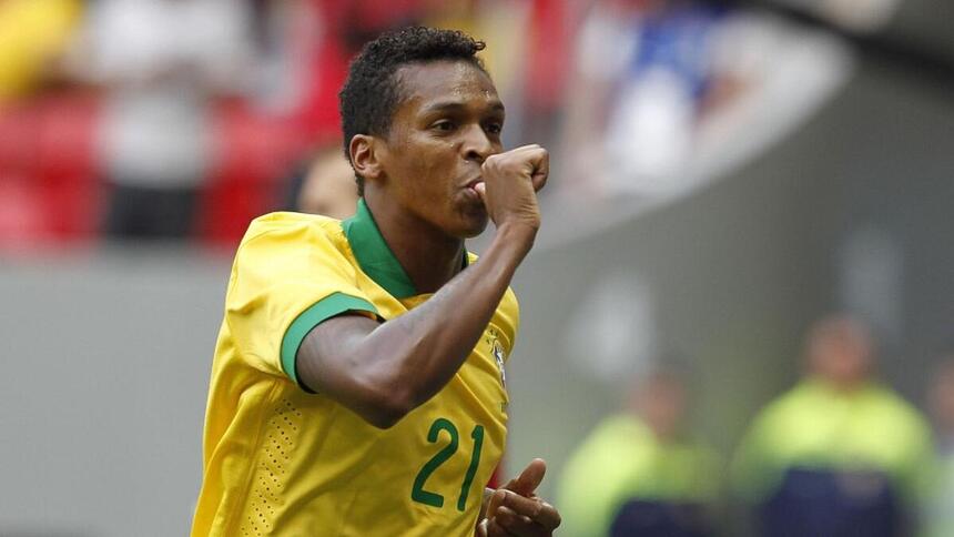 Jô comemorando um gol com a camisa da Seleção Brasileira