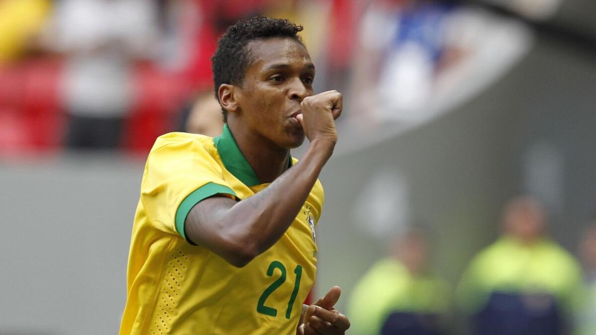 Jô comemorando um gol com a camisa da Seleção Brasileira