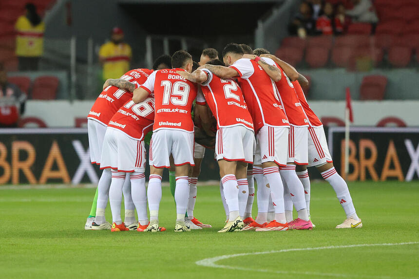 Jogadores Internacional abraçados e reunidos no estádio Beira-Rio