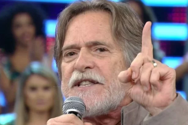 José de Abreu com o dedo em riste e apontado para cima, em participação no Domingão do Faustão