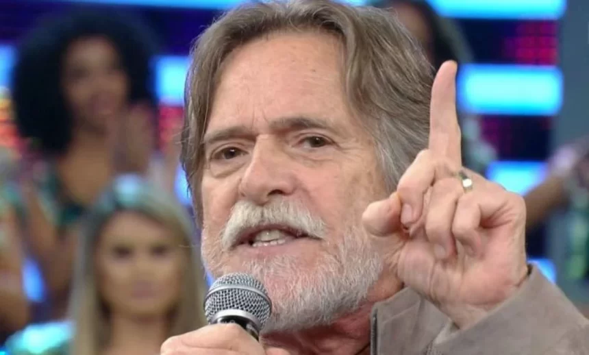 José de Abreu com o dedo em riste e apontado para cima, em participação no Domingão do Faustão