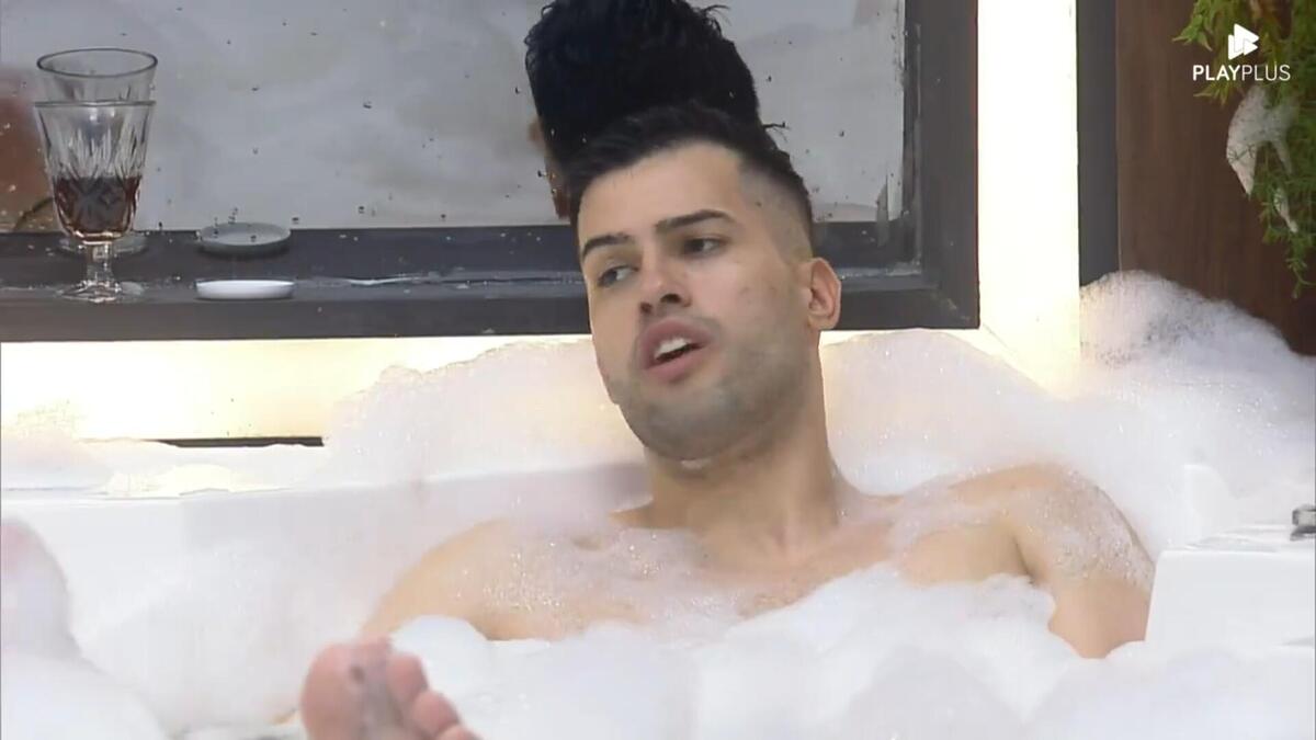 Kaio em conversa na banheira de hidromassagem de A Grande Conquista