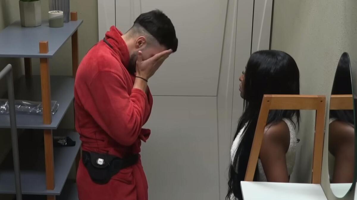 Kaio chorando e Edlaine no closet de A Grande Conquista