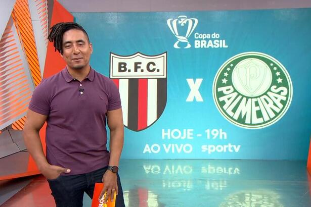 Luiz Teixeira apresentado o Globo Esporte SP em frente ao telão