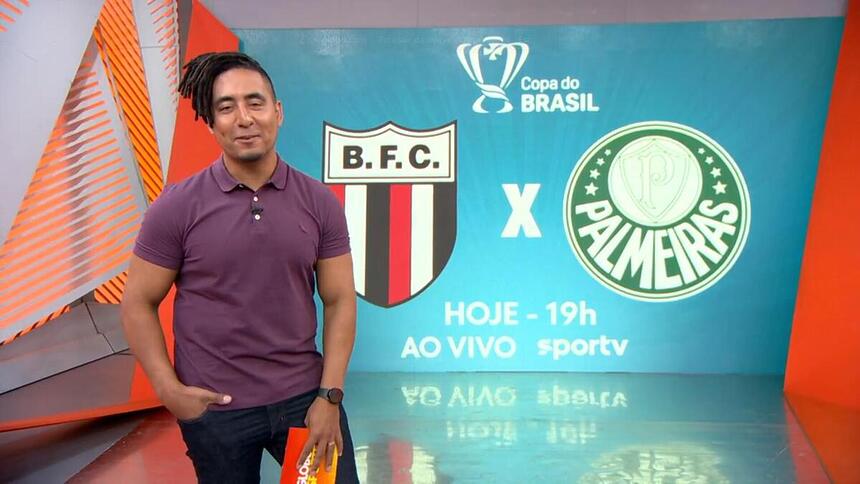 Luiz Teixeira apresentado o Globo Esporte SP em frente ao telão