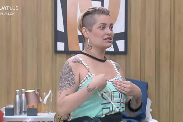 MC Mari em conversa no quarto de A Grande Conquista