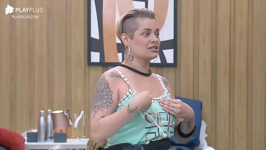 MC Mari em conversa no quarto de A Grande Conquista