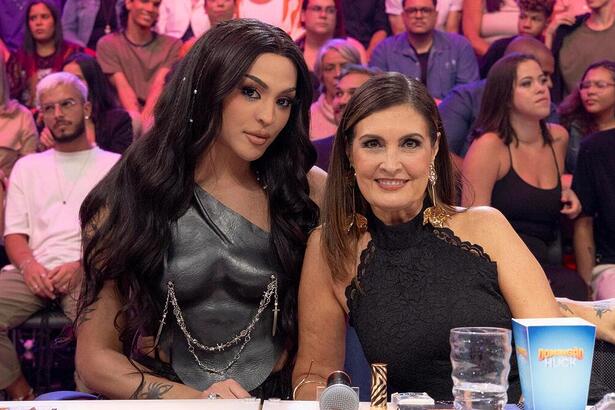 Pabllo Vittar e Fátima Bernardes na bancada do júri da Dança dos Famosos no Domingão