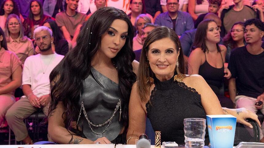 Pabllo Vittar e Fátima Bernardes na bancada do júri da Dança dos Famosos no Domingão