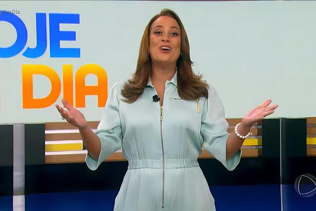 Renata Alves sorrindo e apresentando o Hoje em Dia