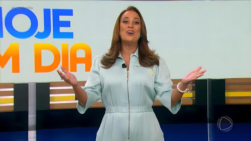 Renata Alves sorrindo e apresentando o Hoje em Dia