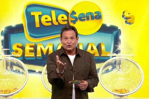 Luiz Ricardo apresentando a Tele Sena Semanal no novo cenário do SBT que está amarelo representando a edição 01