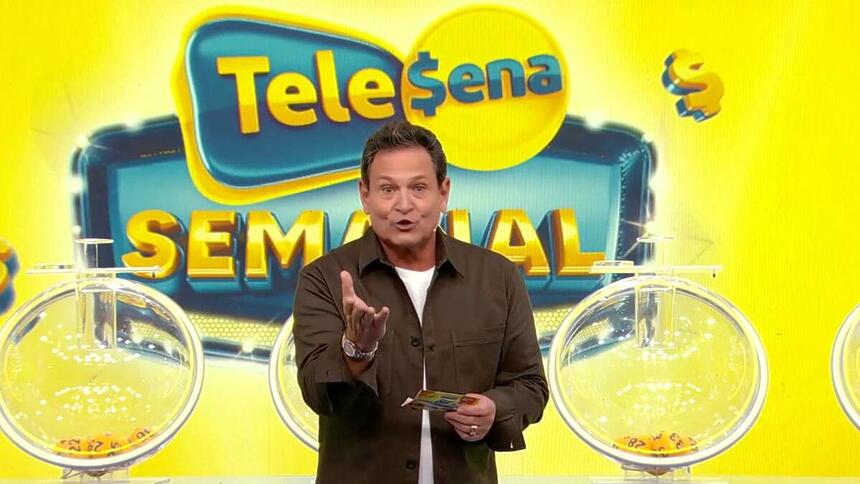 Luiz Ricardo apresentando a Tele Sena Semanal no novo cenário do SBT que está amarelo representando a edição 01