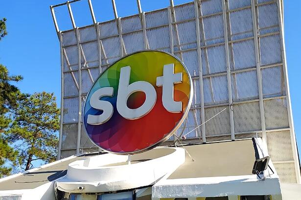 Logo do SBT na entrada da sede da emissora