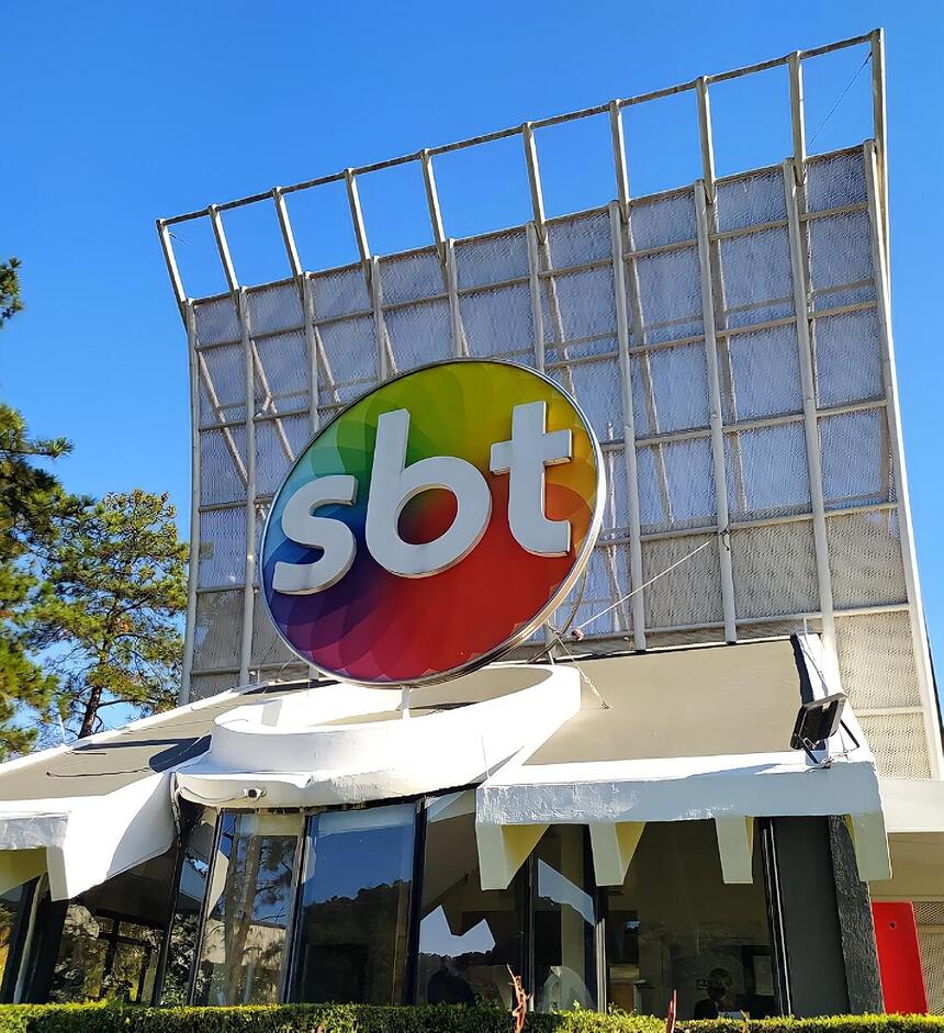 Logo do SBT na entrada da sede da emissora