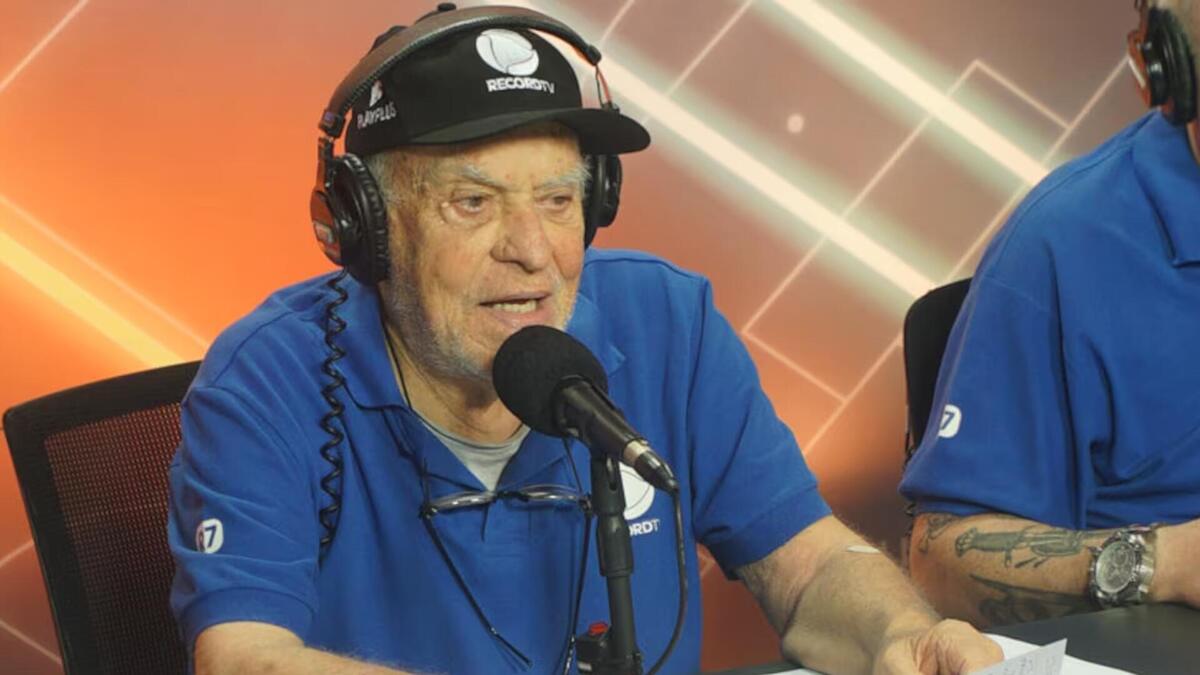 Silvio Luiz nos bastidores da transmissão digital do Paulistão no R7