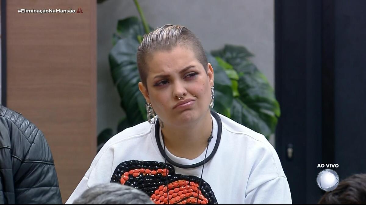 MC Mari com semblante triste após ser eliminada do A Grande Conquista.
