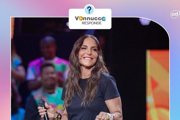 Ivete Sangalo sorrindo no cenário do programa Pipoca da Ivete, na arte do Vannucci Responde