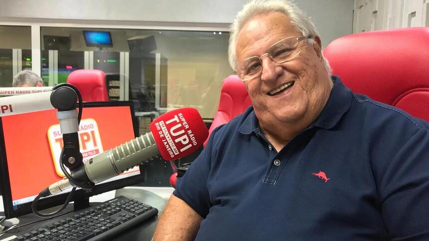 Washington Rodrigues em foto posada nos estúdios da Rádio Tupi