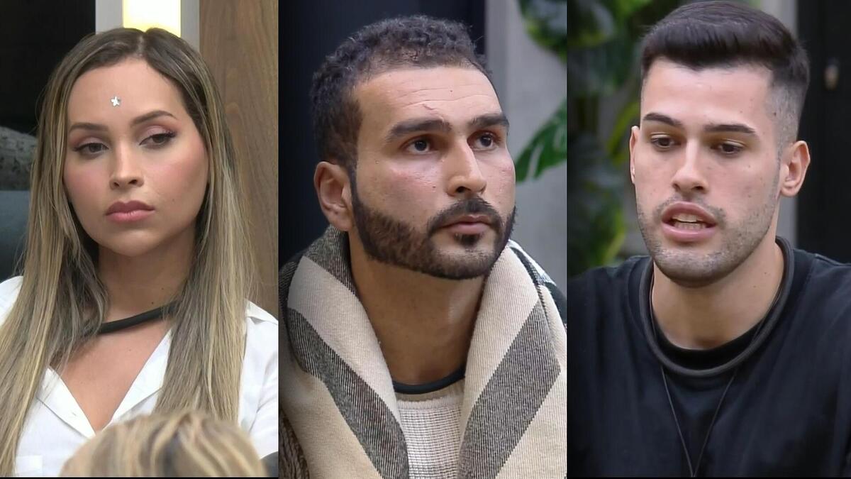 Any, Brenno e Kaio sentados no sofá da Mansão do A Grande Conquista após a indicação da Zona de Risco