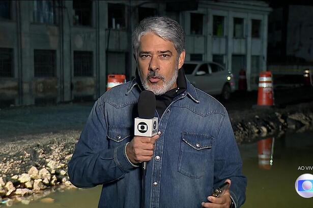 William Bonner segura micrfone da TV Globo em entrada ao vivo no Jornal Nacional direto do Rio Grande do Sul