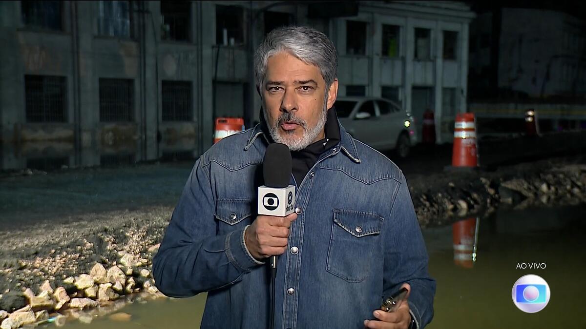 William Bonner segura micrfone da TV Globo em entrada ao vivo no Jornal Nacional direto do Rio Grande do Sul