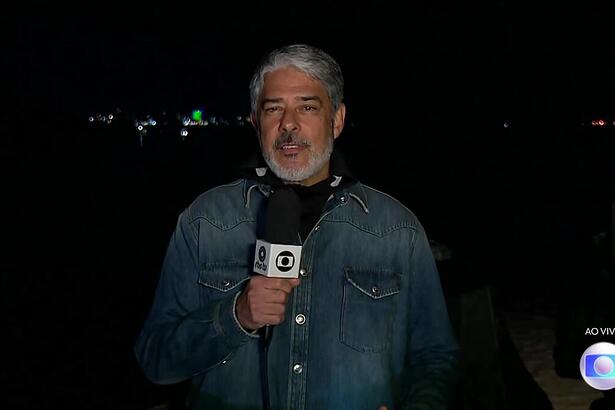 William Bonner em cima de um navio apresentando o Jornal Nacional