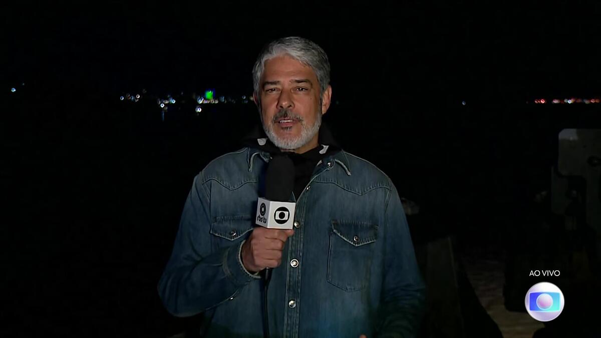 William Bonner em cima de um navio apresentando o Jornal Nacional