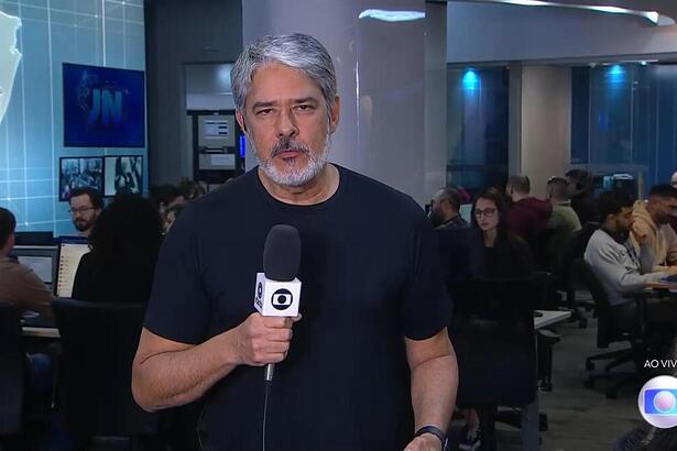 William Bonner apresentando o Jornal Nacional direto da redação da RBS TV em Porto Alegre