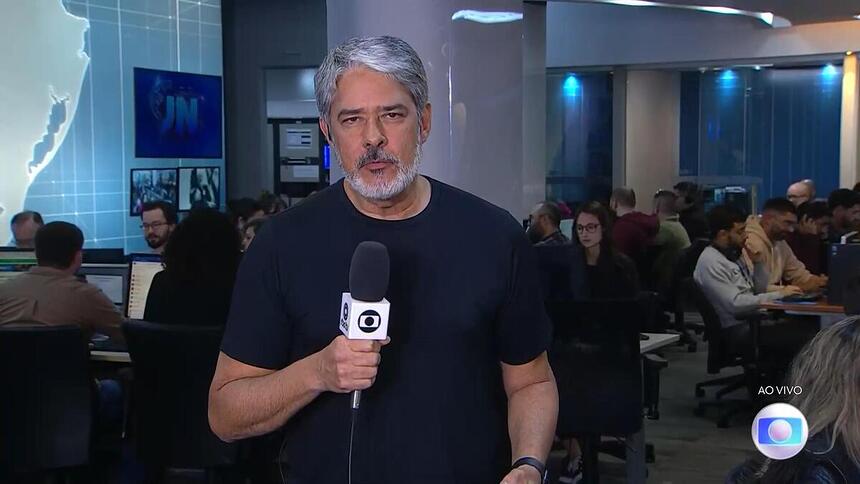 William Bonner apresentando o Jornal Nacional direto da redação da RBS TV em Porto Alegre