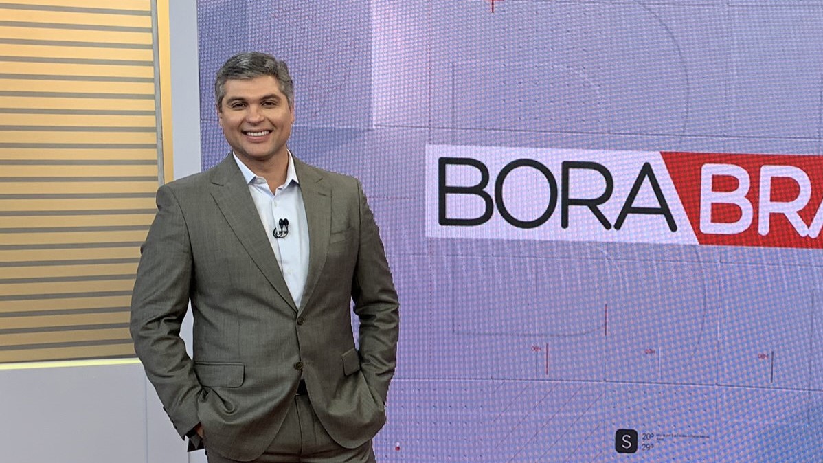 Joel Datena sorrindo no cenário do Bora Brasil