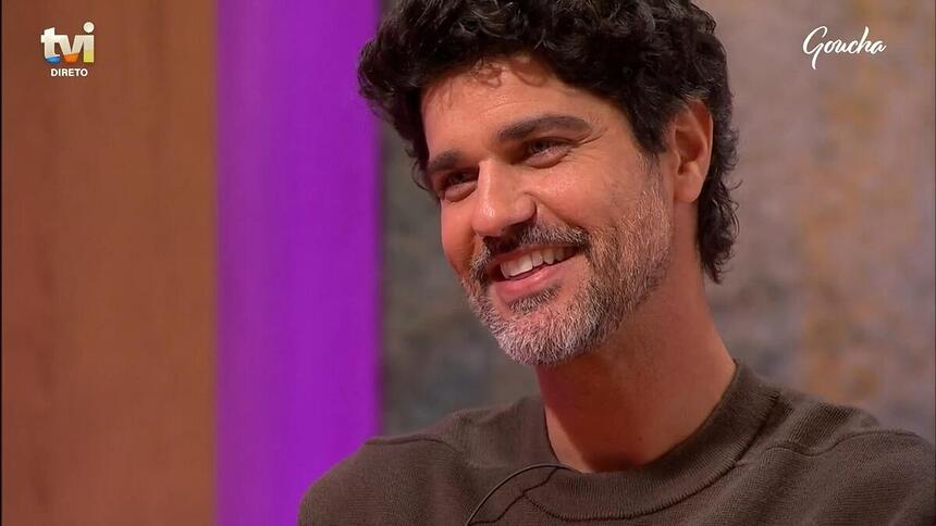 Bruno Cabrerizo sorrindo em entrevista a TVI