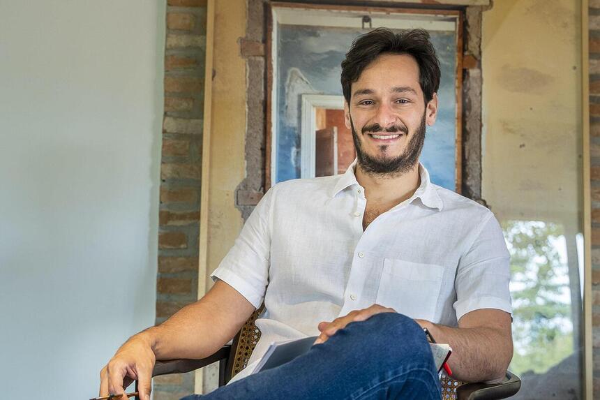 Bruno Luperi em sua casa