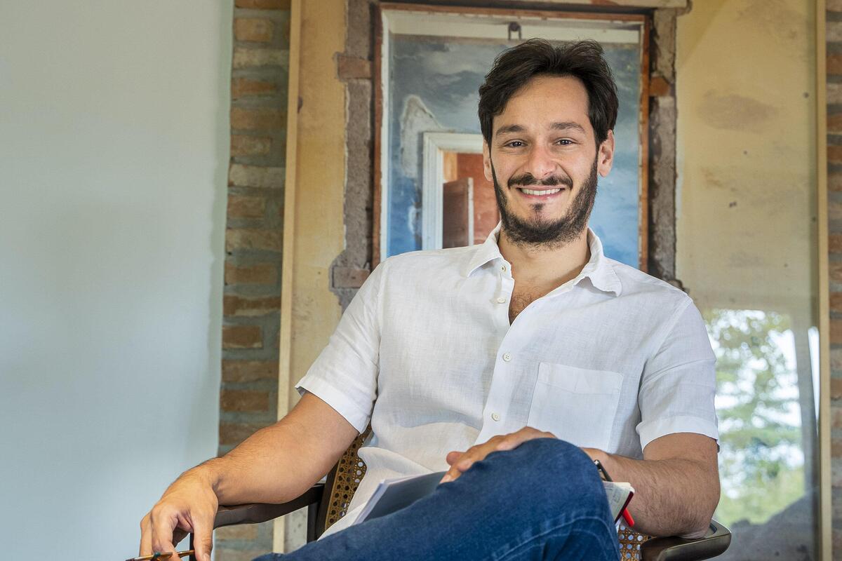 Bruno Luperi em sua casa