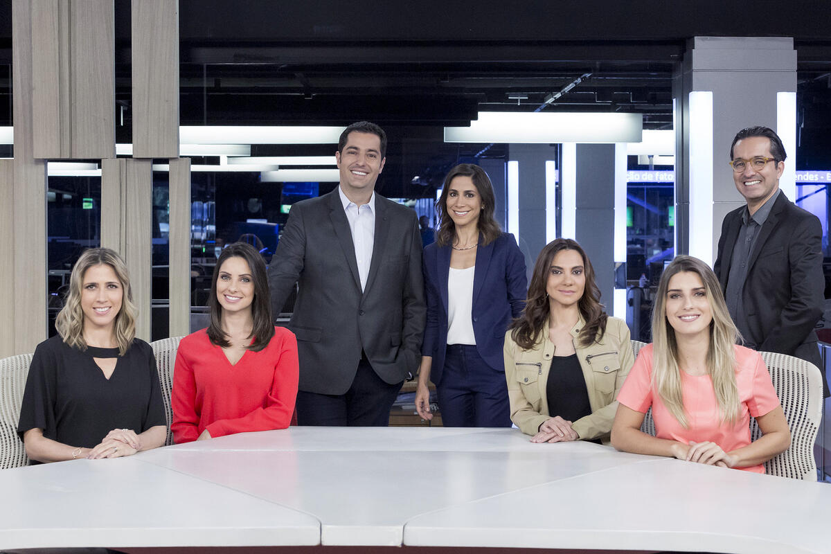 Time de apresentadores do Café com Jornal na redação da Band