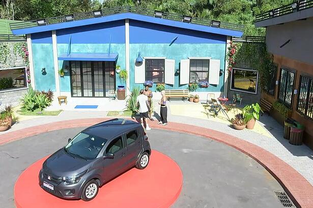 Carro no pátio da vila do A Grande conquista 2