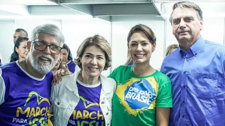 Pastor Claudio Duarte com sua esposa, Michelle Bolsonaro e Jair Bolsonaro com a camisa da Marcha Para Jesus. 