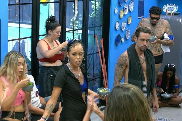 Jey Jey gritando na cozinha da Casa Azul junto com outros vileiros do A Grande conquista