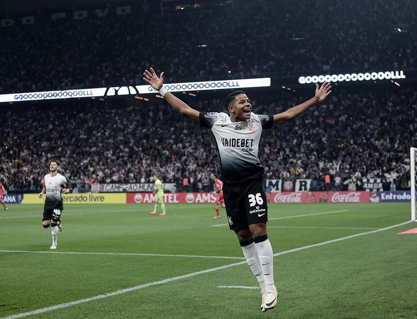 Wesley com os braços abertos comemorando vitória do Corinthians na transmissão da Sul-Americana no SBT