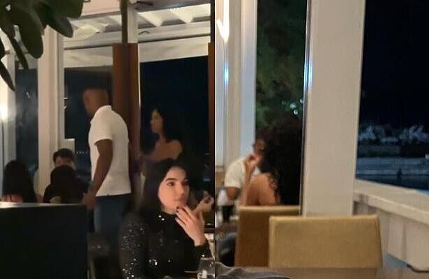 Davi chega no restaurante com blogueira em Salvador