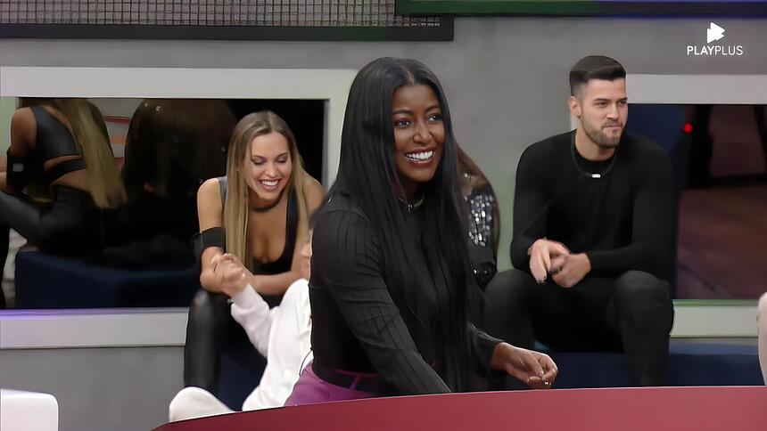 Edlaine sorrir enquanto joga na Troca de Poder para virar dona do A Grande Conquista