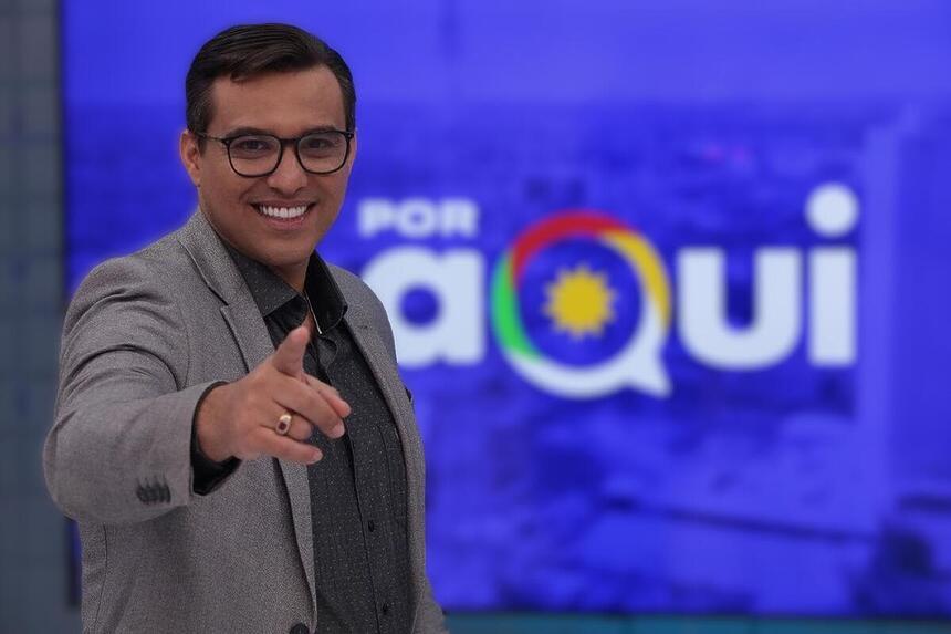 Fabio Araujo sorrindo no estúdio do Por Aqui, programa do SBT em Recife