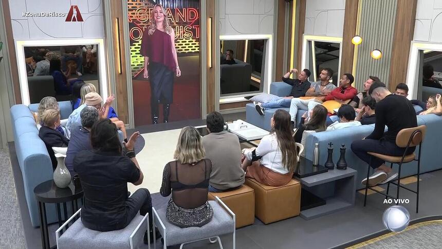 Rachel Sheherazade conversa com os conquisteiros na sala do A Grande Conquista 2 na formação da primeira Zona de Risco