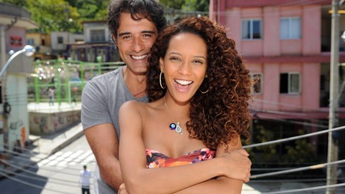 Gilson e Penha sorrindo no morro em cena da novela da Globo