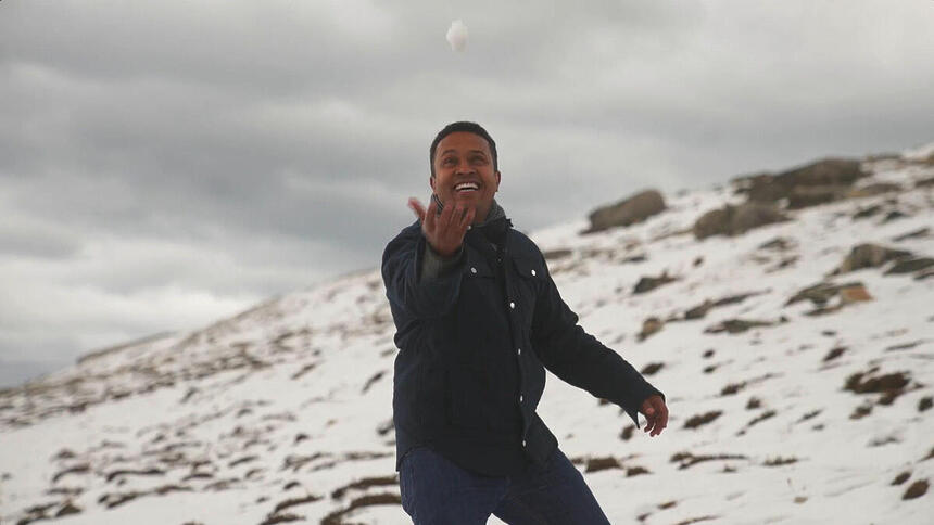 Na Montanha Whistler, o repórter vive o sonho de ver neve pela primeira vez no Globo Repórter