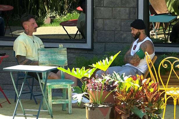 Guipa conversa de frente com Michael na área externa do A Grande Conquista 2